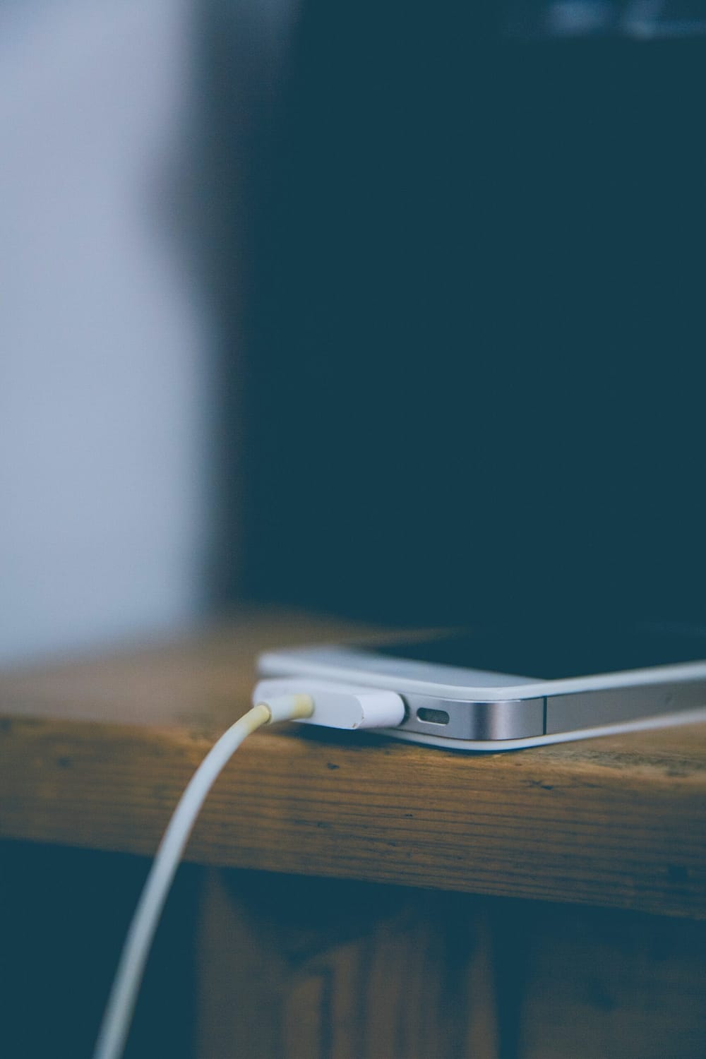 You are currently viewing How to Fix iPhone Charging Issues: A Complete Guide